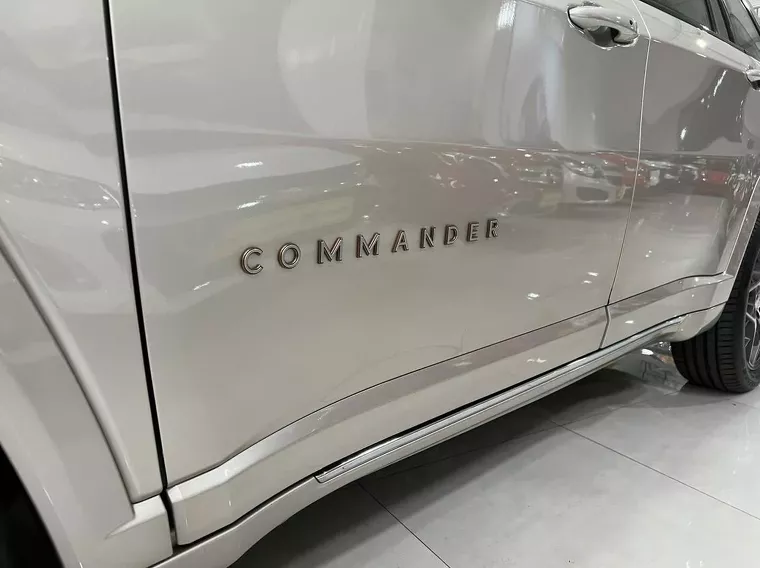 Jeep Commander Bege 17