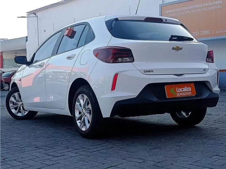 Chevrolet Onix Branco 1