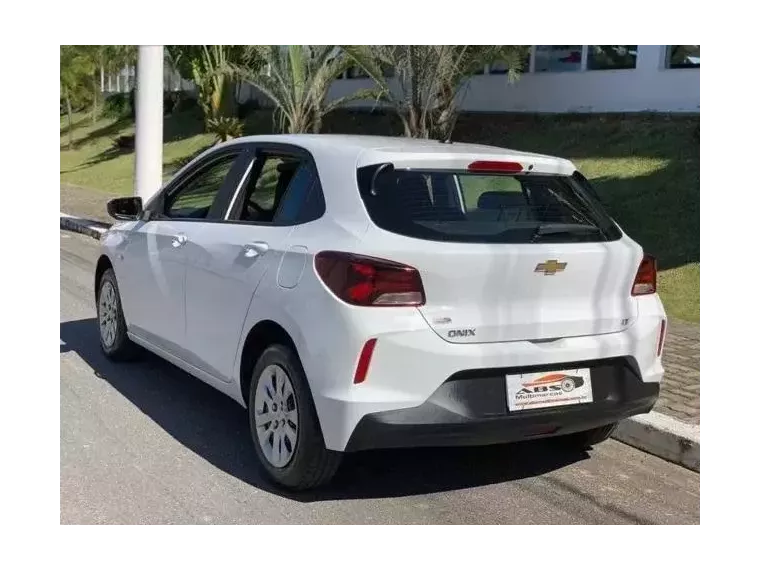 Chevrolet Onix Branco 8