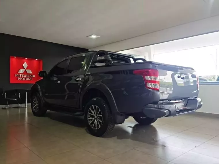 Mitsubishi L200 Triton Cinza 2