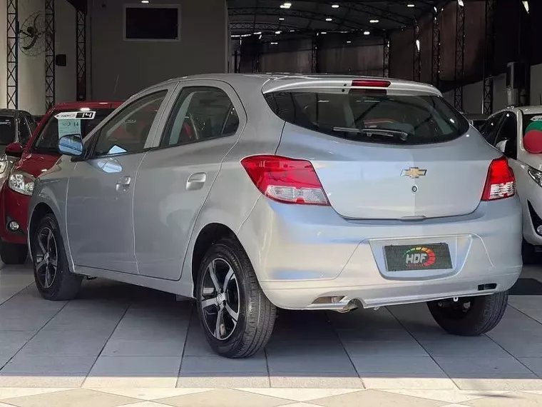 Chevrolet Onix Prata 4