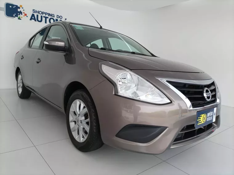 Nissan Versa Cinza 10