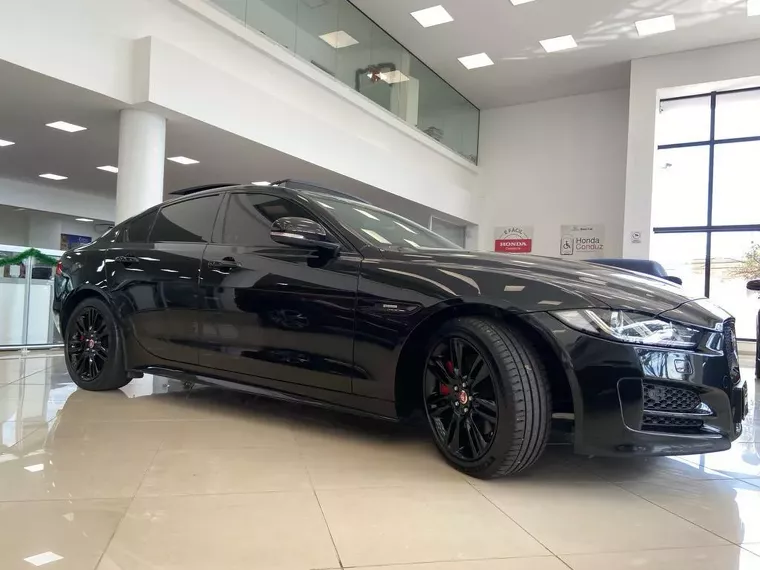 Jaguar XE Preto 14