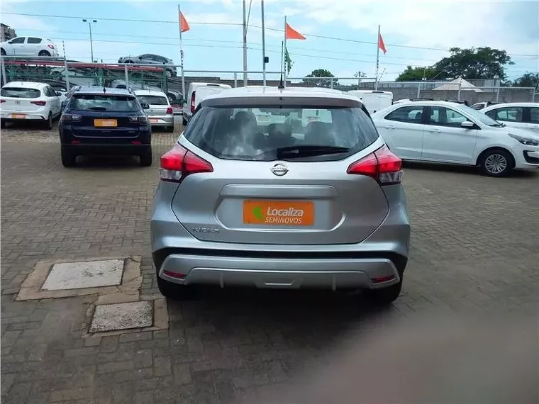 Nissan Kicks Prata 2