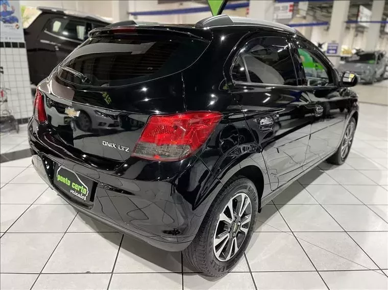 Chevrolet Onix Preto 7