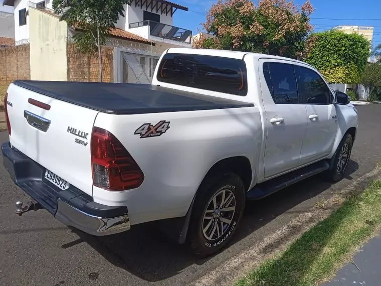 Toyota Hilux Branco 15