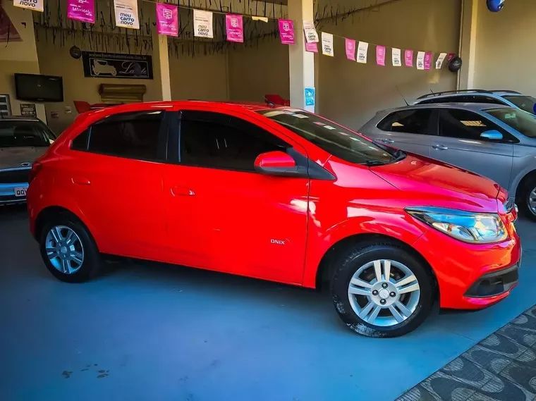 Chevrolet Onix Vermelho 6