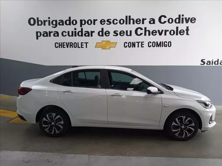 Chevrolet Onix Branco 18