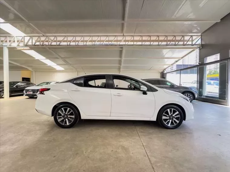 Nissan Versa Branco 11