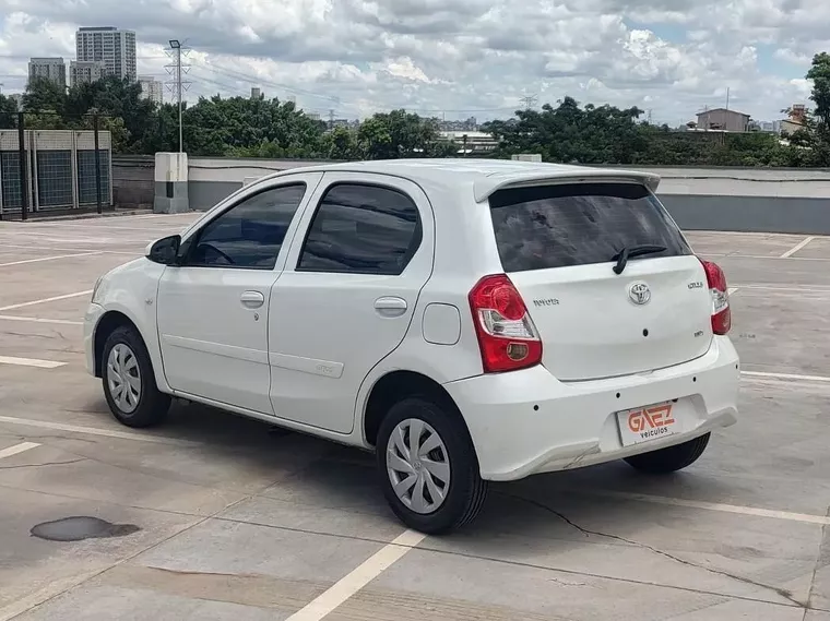 Toyota Etios Branco 8