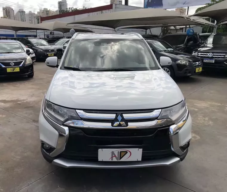 Mitsubishi Outlander Branco 1