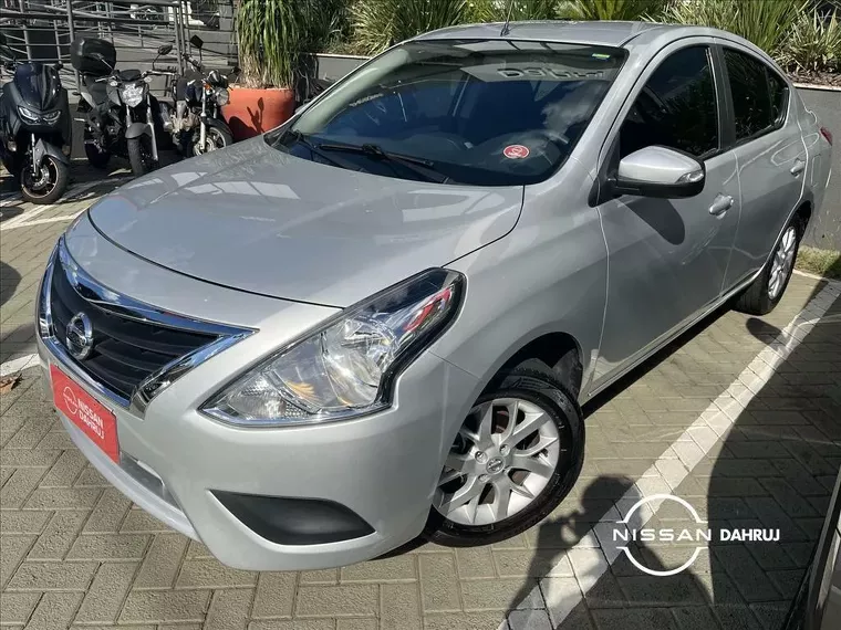 Nissan Versa Prata 11