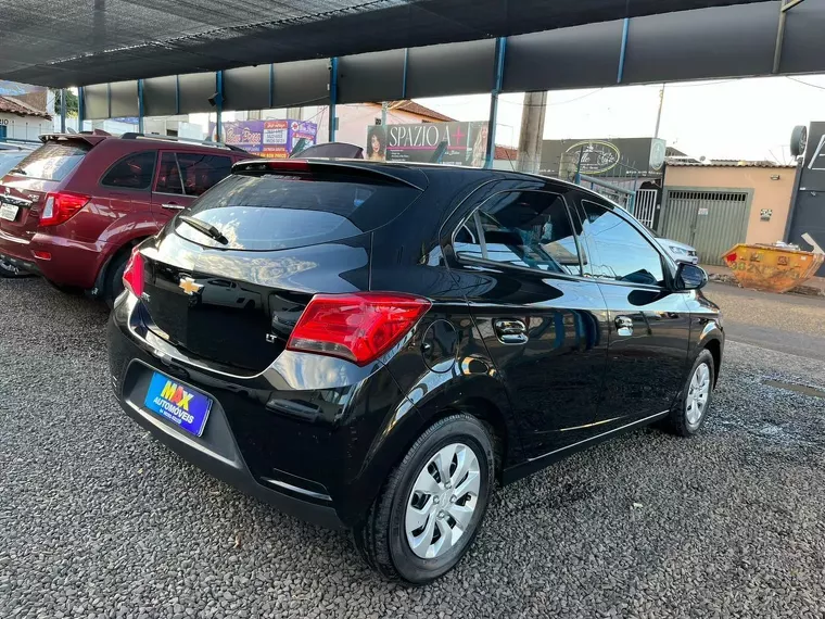 Chevrolet Onix Preto 4