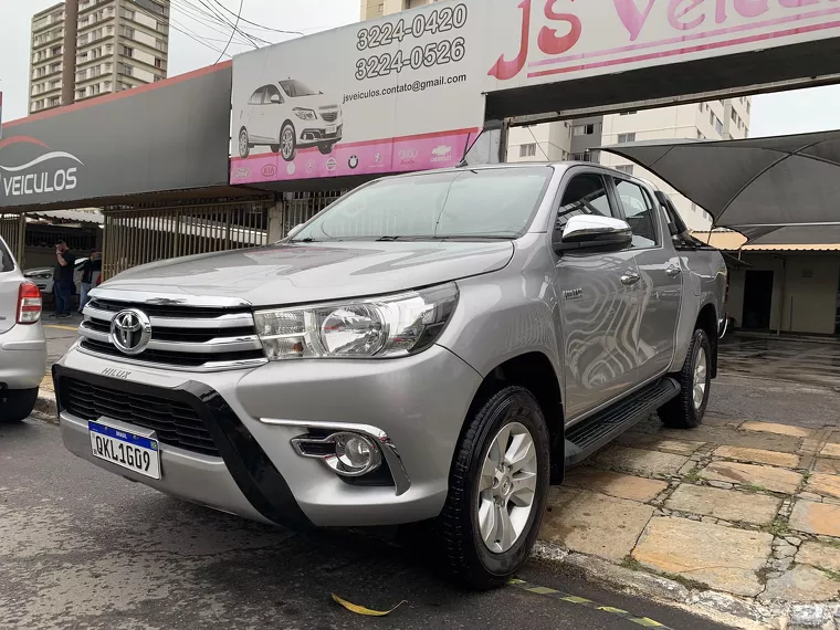 Toyota Hilux Branco 10