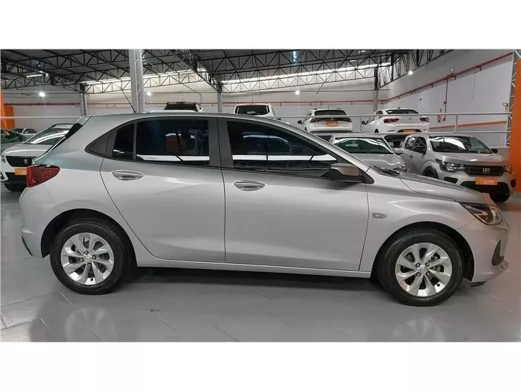 Chevrolet Onix Prata 5