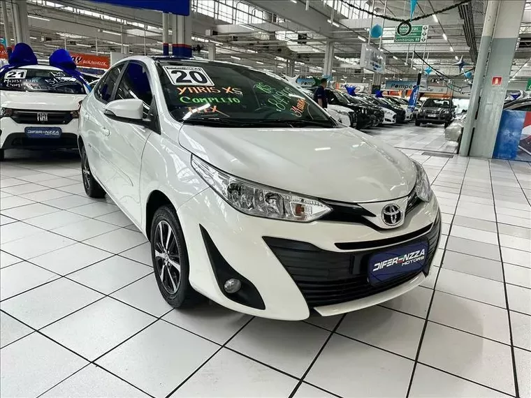 Toyota Yaris Branco 4