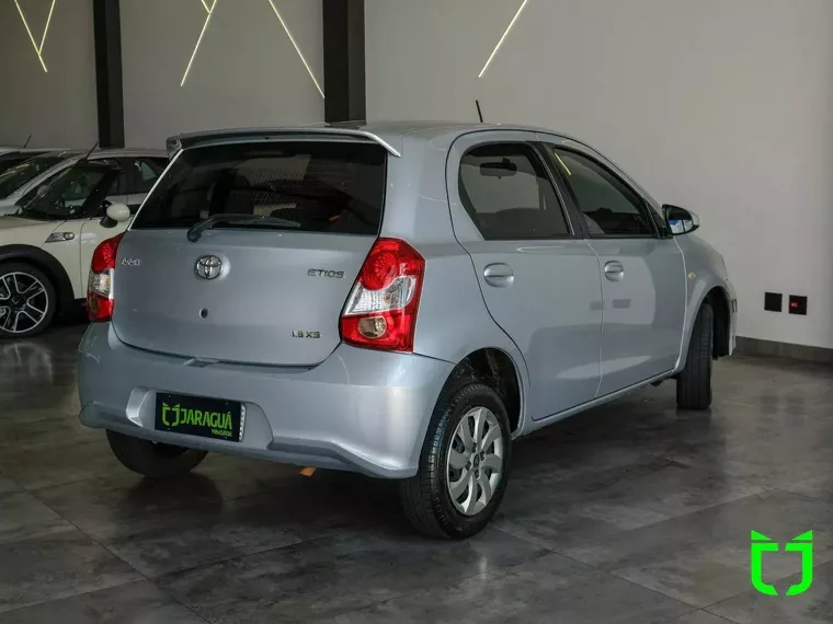 Toyota Etios Prata 11