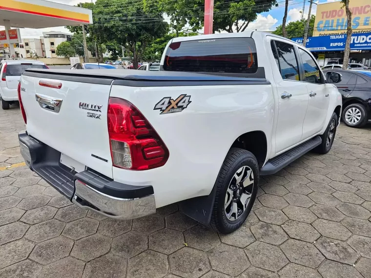 Toyota Hilux Branco 11