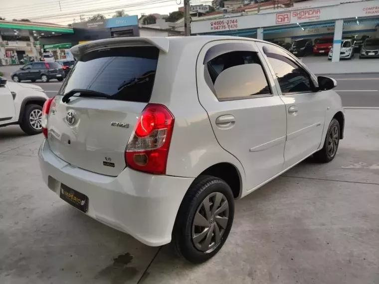 Toyota Etios Branco 1