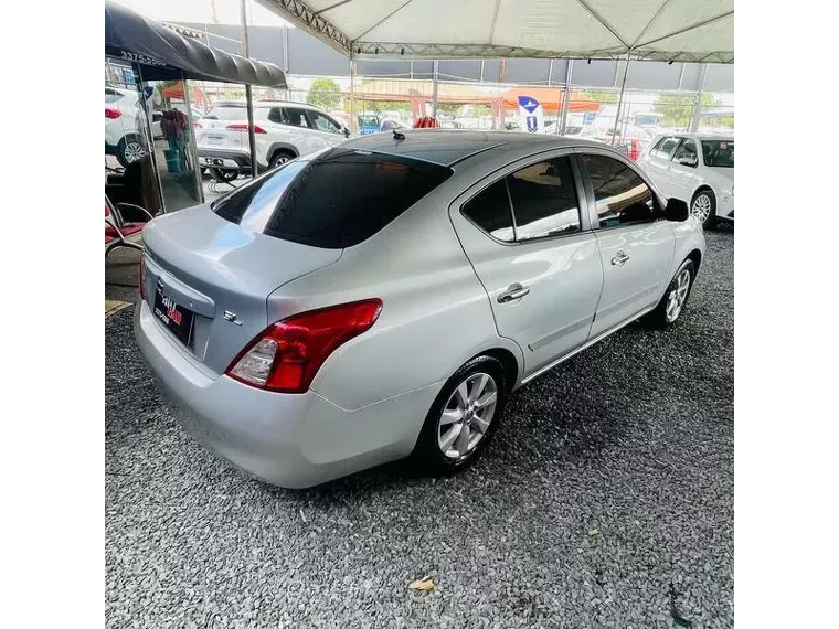 Nissan Versa Prata 1