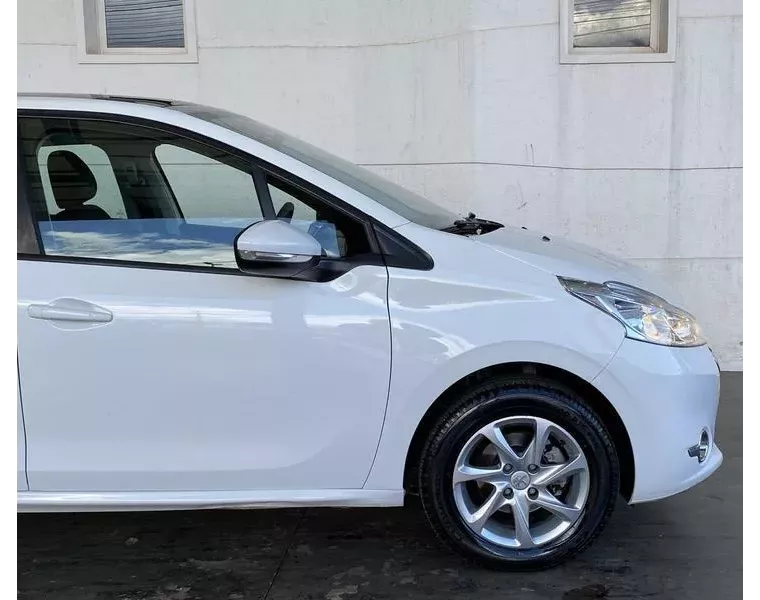 Peugeot 208 Branco 17