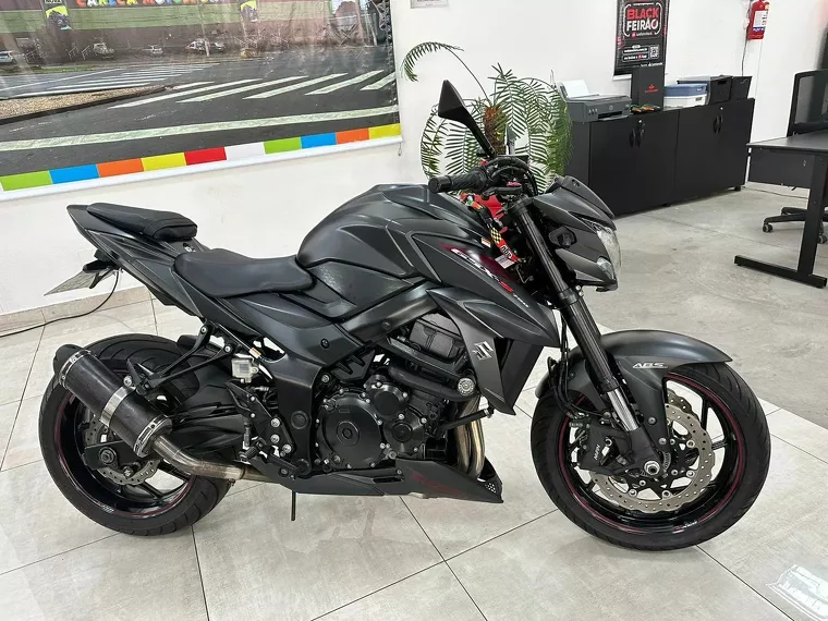 Suzuki GSX-S Preto 24