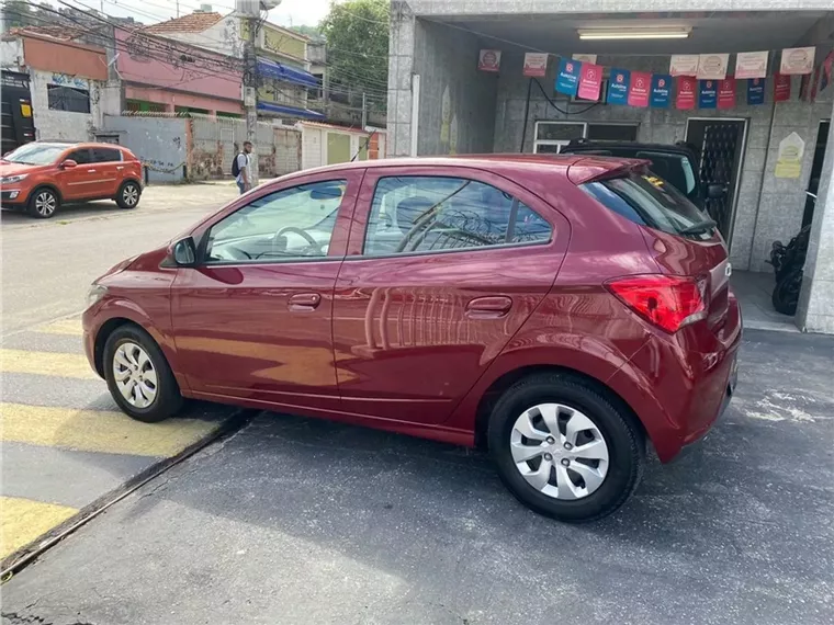 Chevrolet Onix Vinho 3