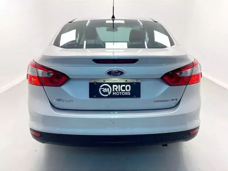 Ford Focus Prata 13