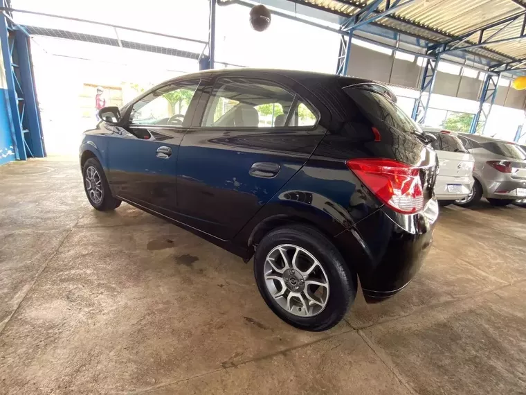 Chevrolet Onix Preto 7