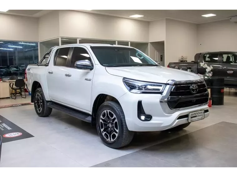 Toyota Hilux Branco 13