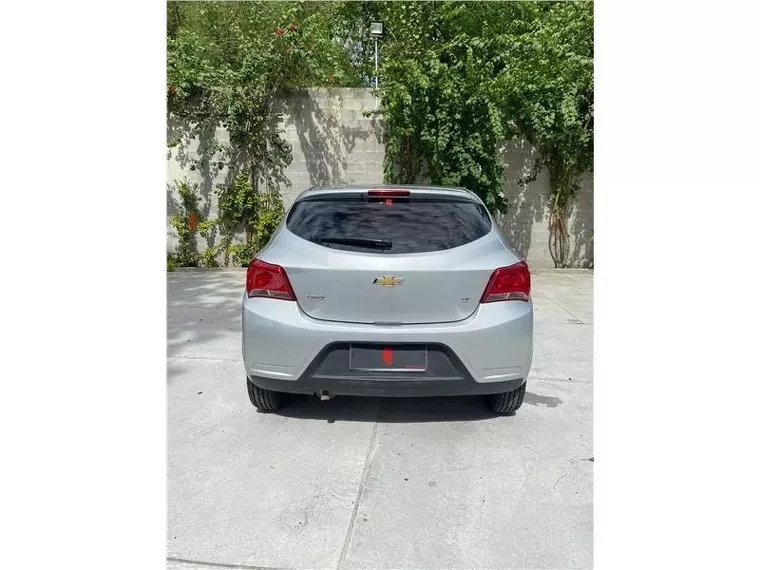 Chevrolet Onix Prata 1