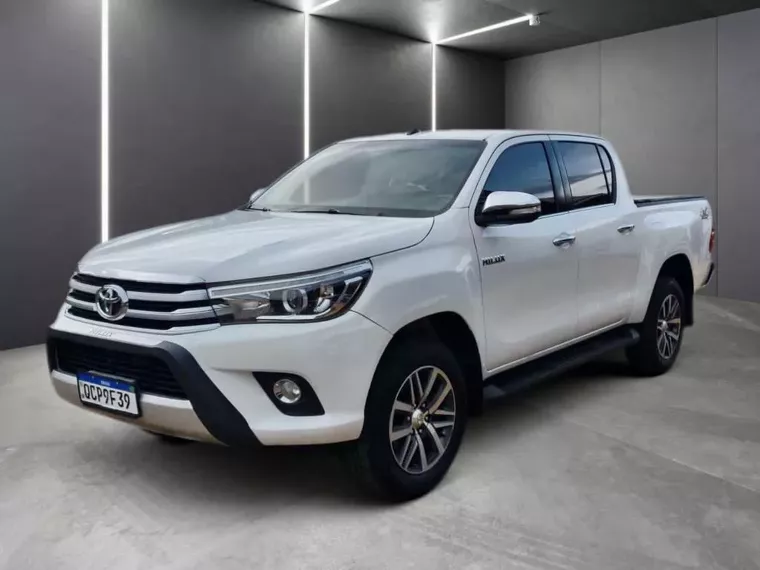 Toyota Hilux Branco 8