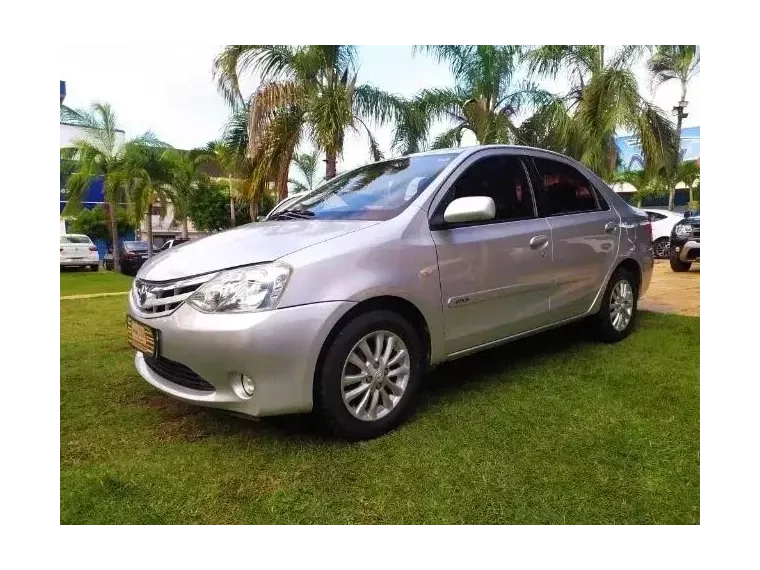 Toyota Etios Prata 3