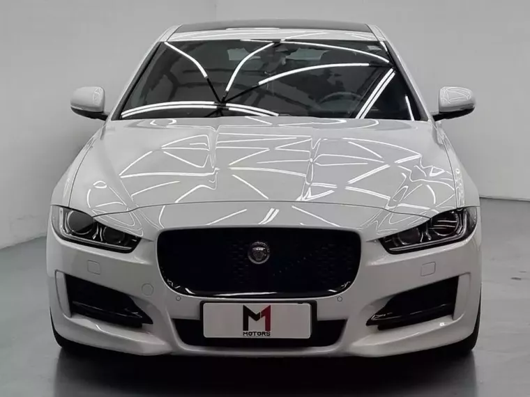 Jaguar XE Branco 3