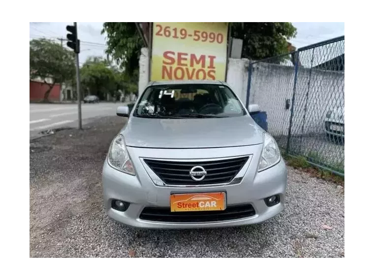 Nissan Versa Prata 3