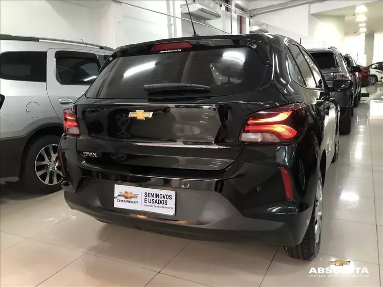 Chevrolet Onix Preto 8