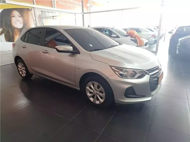 Chevrolet Onix Prata 3