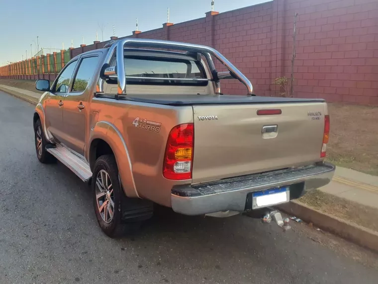 Toyota Hilux Bege 18