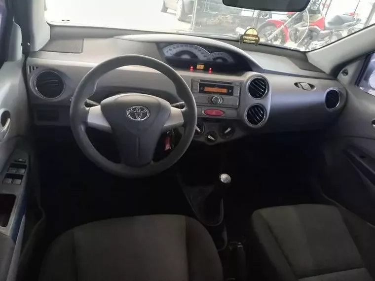 Toyota Etios Branco 3