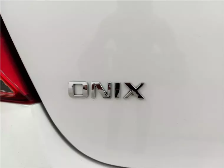 Chevrolet Onix Branco 16