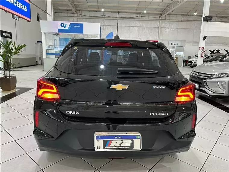 Chevrolet Onix Preto 9