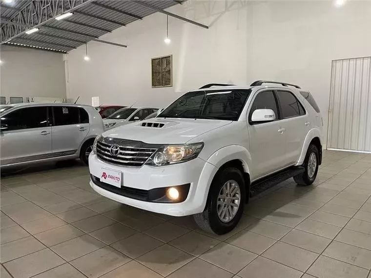 Toyota Hilux Branco 9