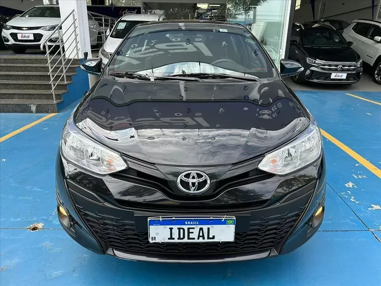 Toyota Yaris Preto 1