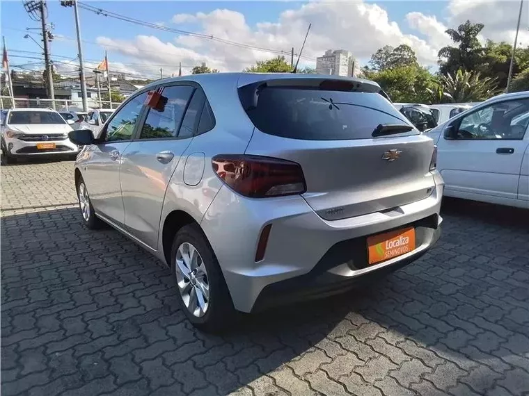 Chevrolet Onix Prata 5