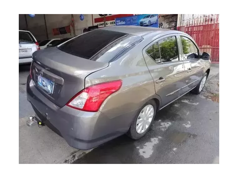 Nissan Versa Cinza 7