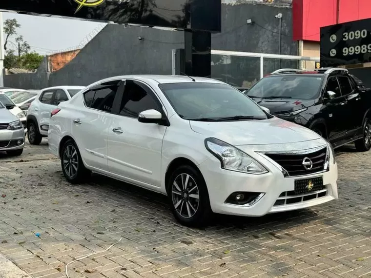 Nissan Versa Branco 2