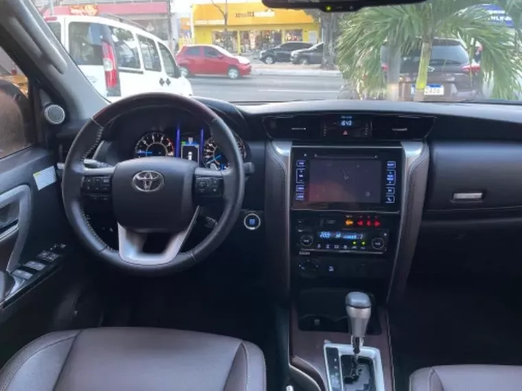 Toyota Hilux SW4 Cinza 10