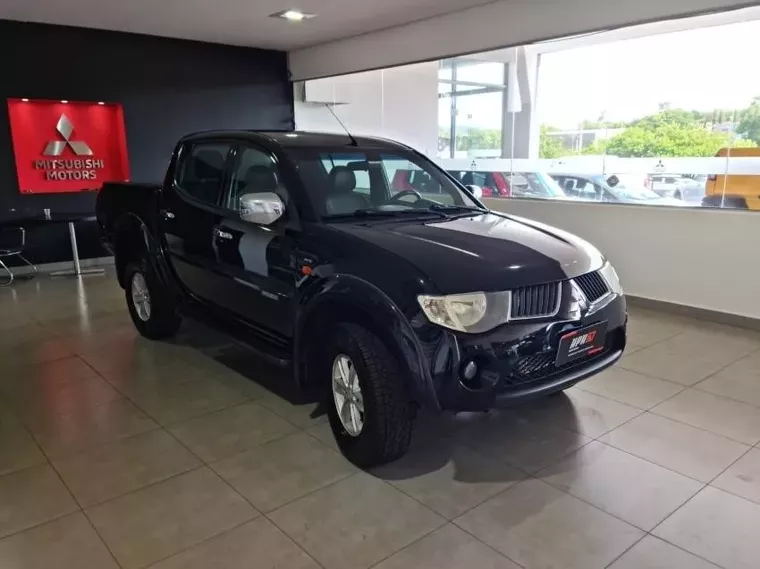 Mitsubishi L200 Triton Preto 13