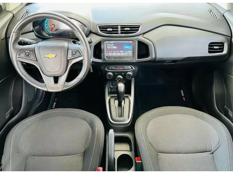 Chevrolet Onix Branco 8