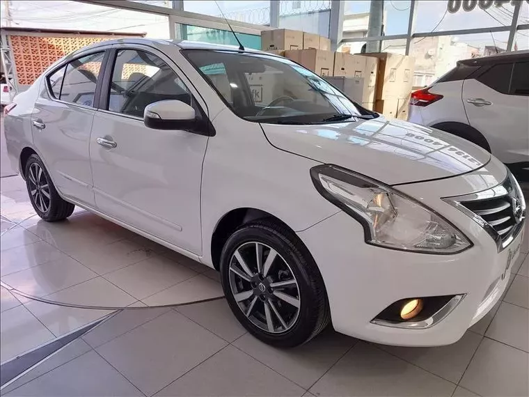 Nissan Versa Branco 8